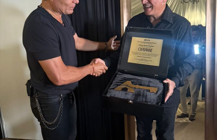 Chayanne deja huella en Ahome: recibe la llave de la ciudad y una artesanía de la Danza del Venado chayanne