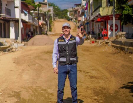 Héctor Santana cumple con hechos y entrega la Casa de la Tercera Edad en Los Sauces